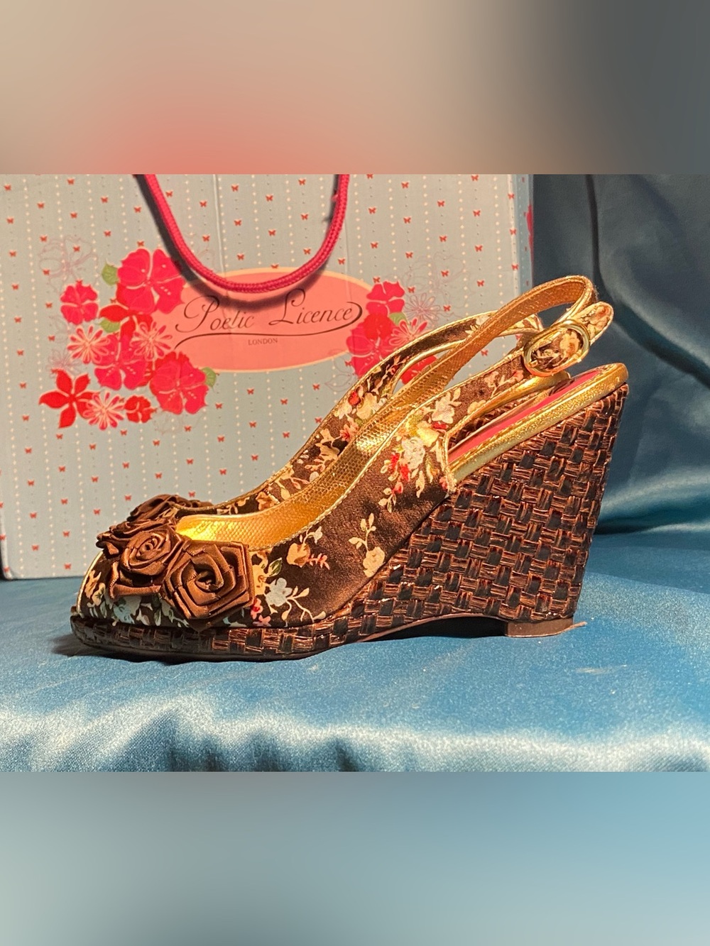 IC Poetic License,MISS CHINTZ,wedge sandal,floral/gold,rose appliqués,6.5 in box - Picture 8 of 13